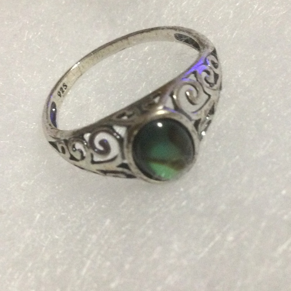 ❤️Intricate Silver Ring with Iridescent Stone❤️
